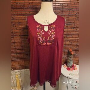 New York Laundry Burgundy Floral Embroidered Keyhole Tank